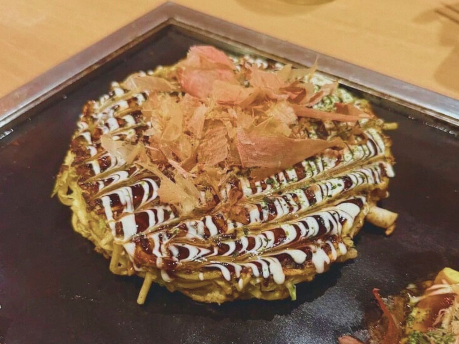 Okonomiyaki croustillant servi chez Okonomiyaki Sakaba O à Osaka