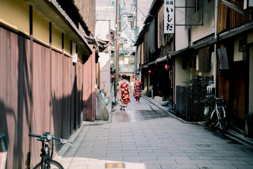 Rencontre avec une geisha en kimono dans le quartier de Gion