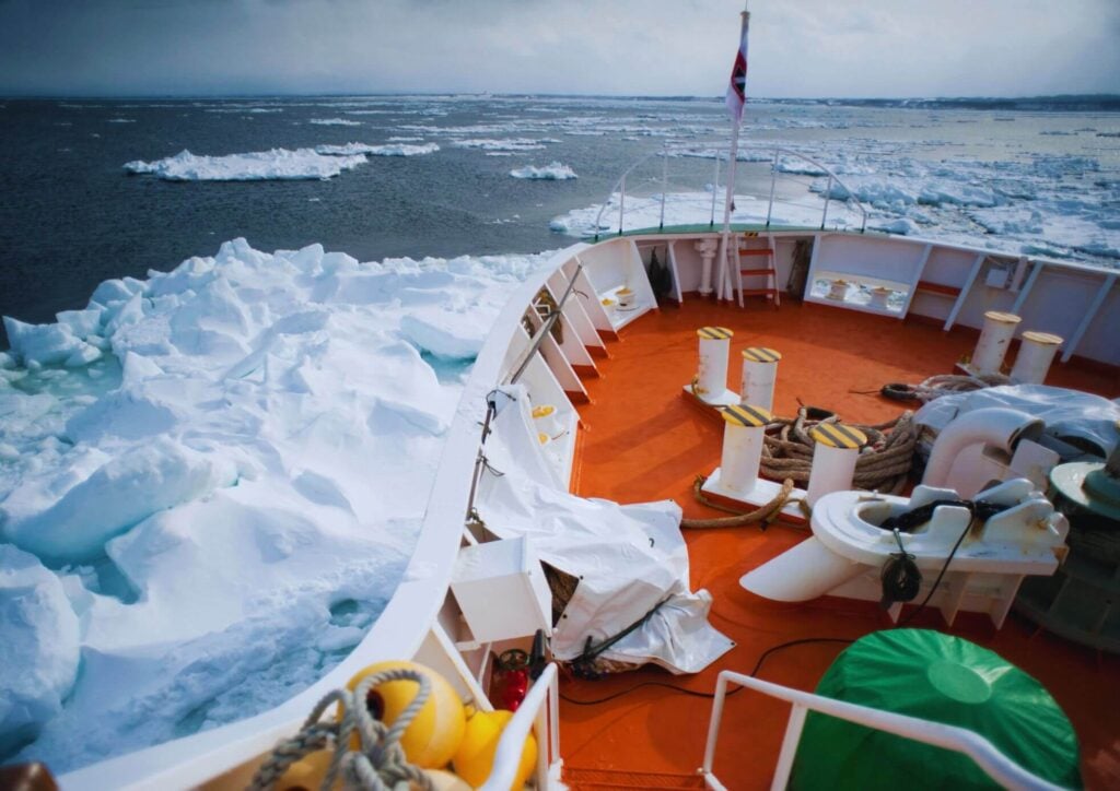 Brise glace sur la mer d'Okhotsk