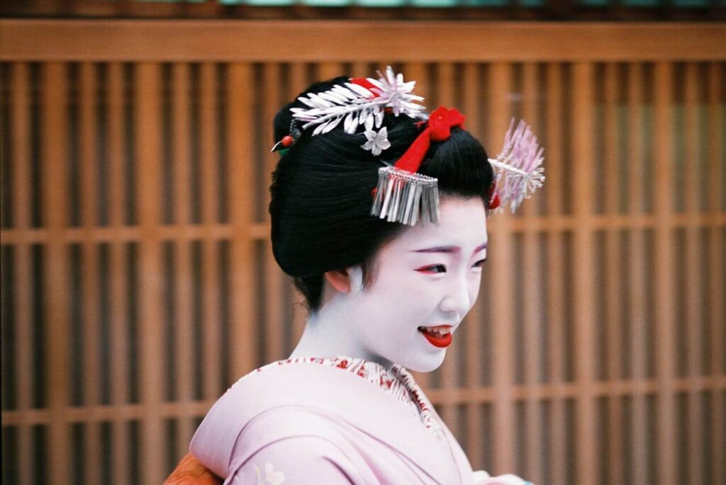 Rencontre avec une Geisha à Kyoto : Dîner-Spectacle ou Cérémonie du Thé