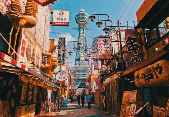 Rue animée de Shinsekai à Osaka avec la tour Tsutenkaku.